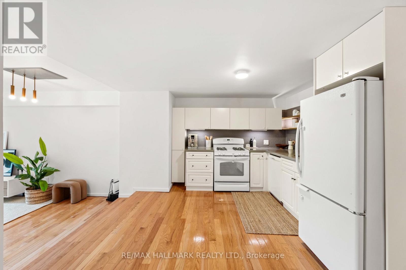 92 CHISHOLM AVENUE - 10