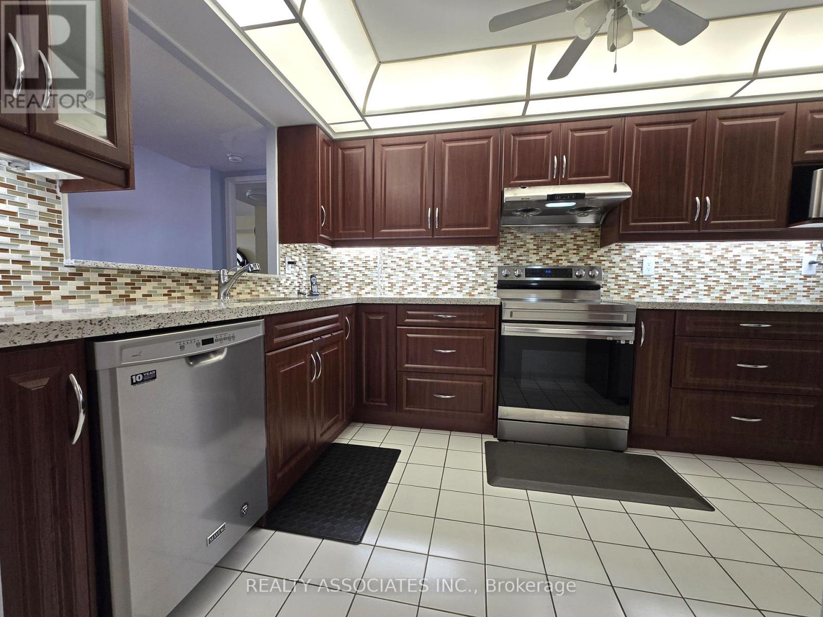 #1107 4727 SHEPPARD AVENUE E - 5