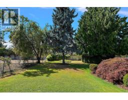 Living room - 3190 Martindale Rd, Central Saanich, BC V8M1W6 Photo 26