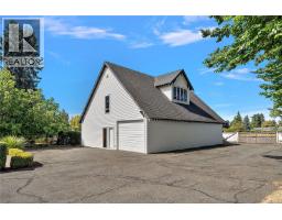 Sunroom - 3190 Martindale Rd, Central Saanich, BC V8M1W6 Photo 31