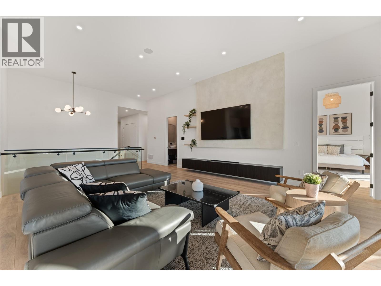 2703 HAWTHORN Drive, Penticton