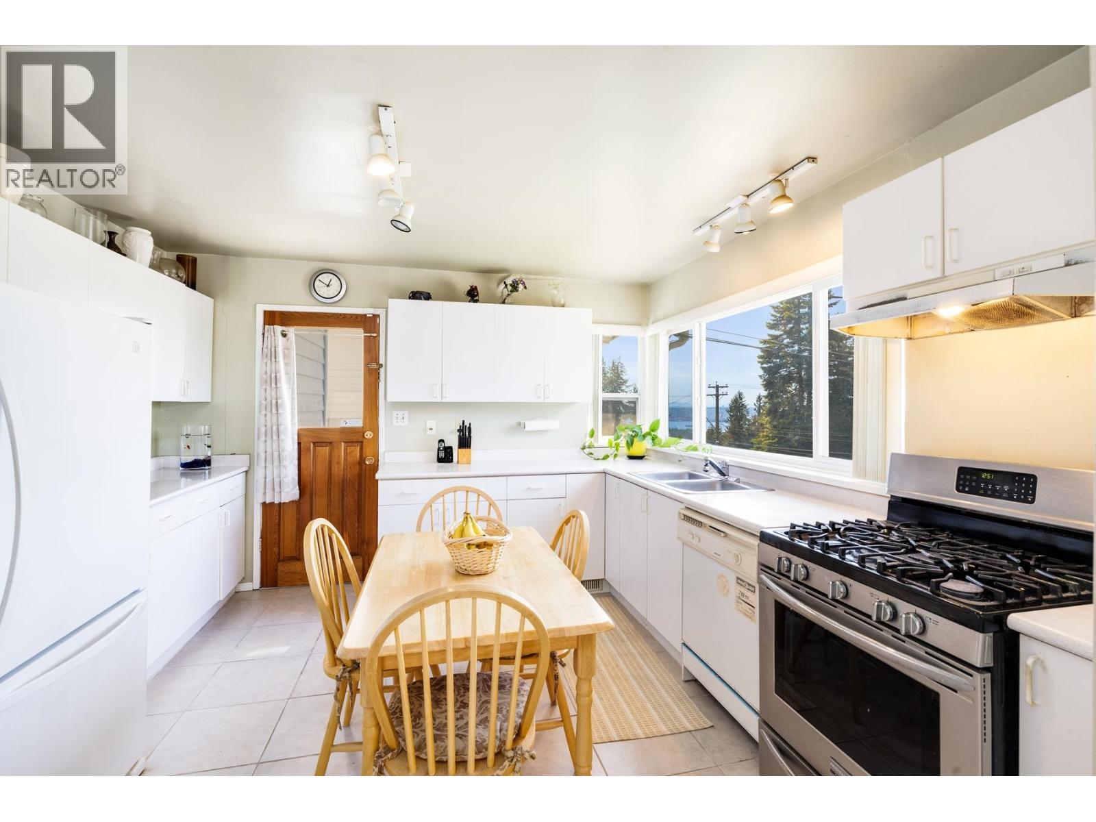 454 MONTERAY AVENUE, North Vancouver — photo 9