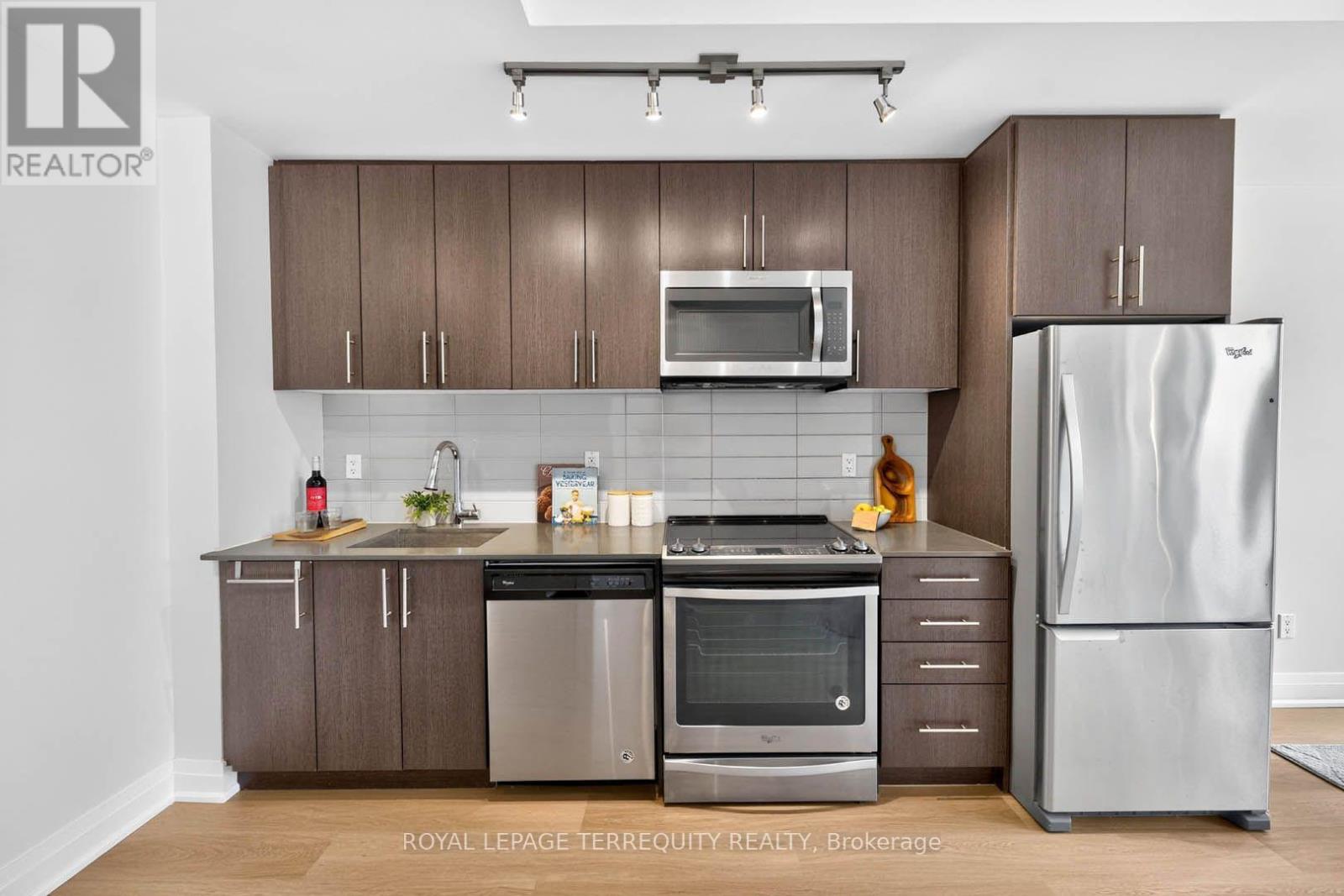 #16 780 SHEPPARD AVENUE E - 16