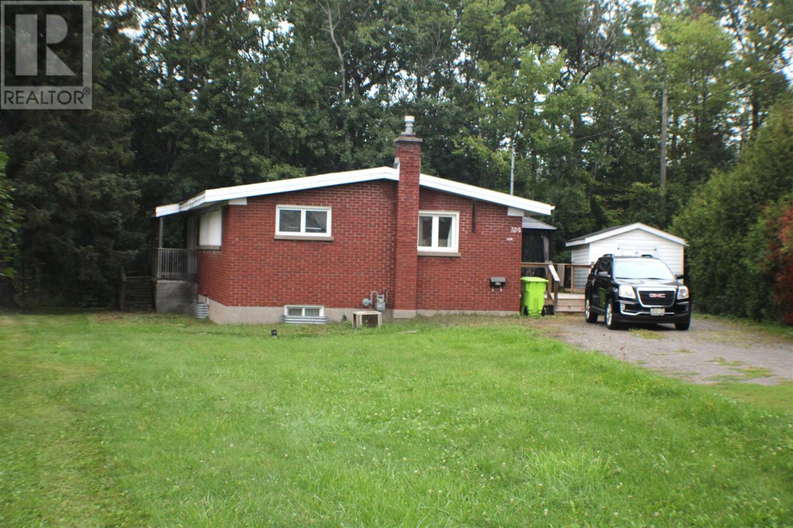 104 White Oak DR W, Sault Ste Marie