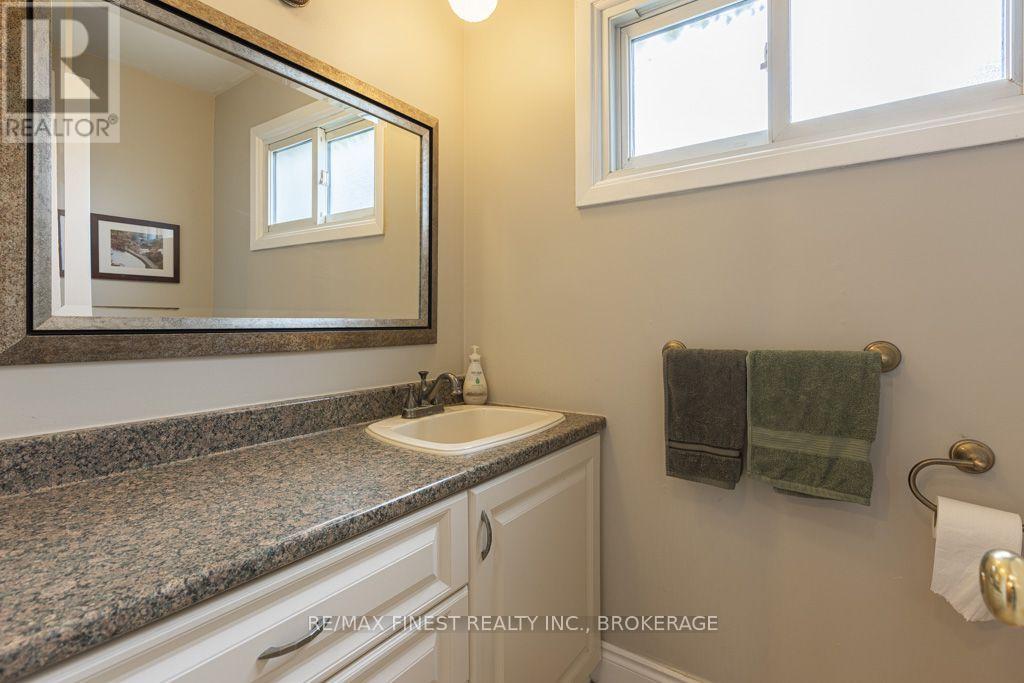 1043 LINCOLN DRIVE - 11