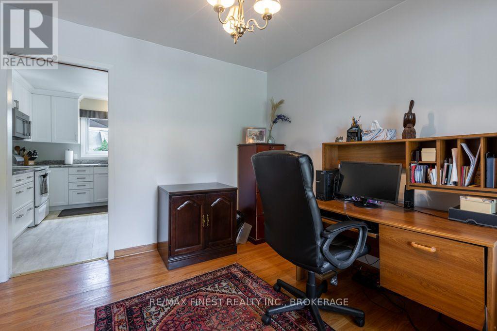 1043 LINCOLN DRIVE - 20