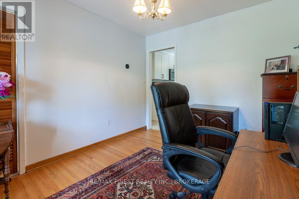1043 LINCOLN DRIVE - 21