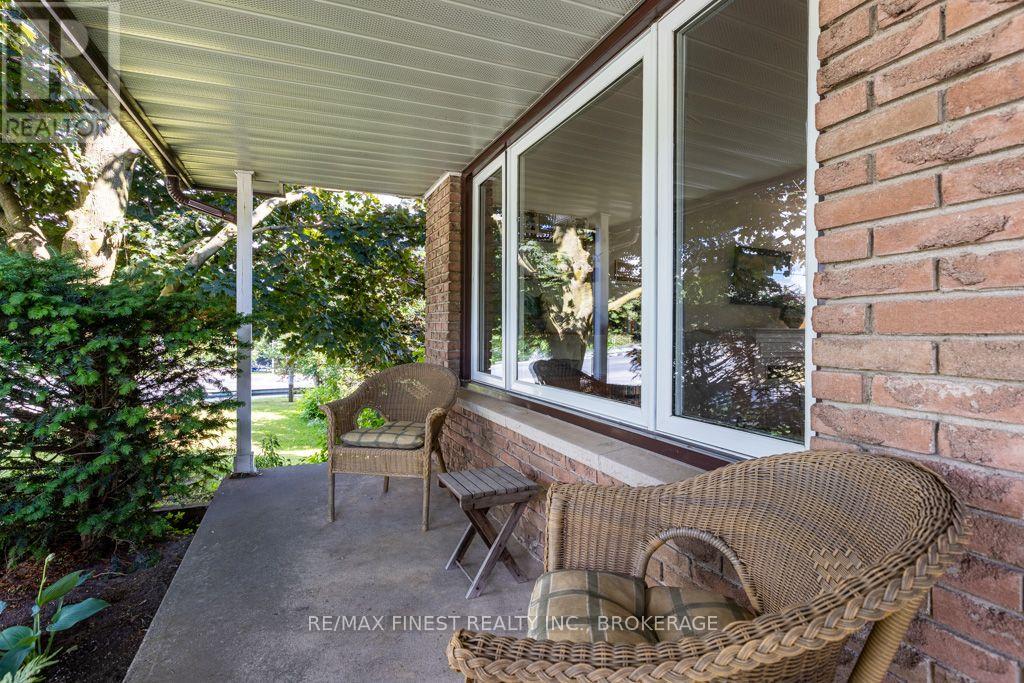 1043 LINCOLN DRIVE - 3