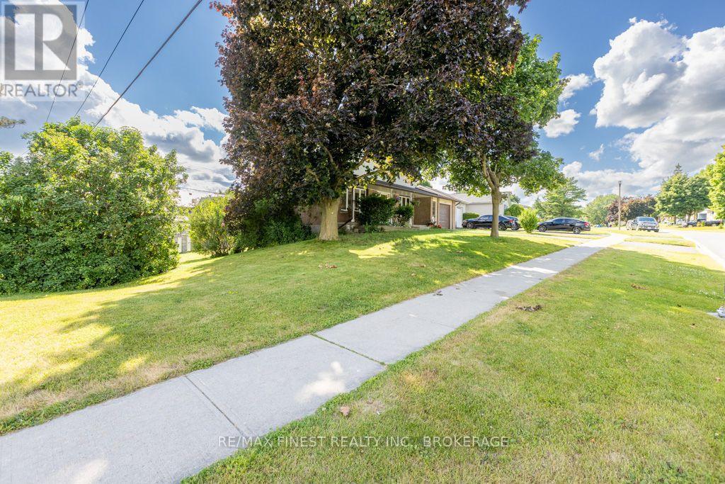 1043 LINCOLN DRIVE - 42