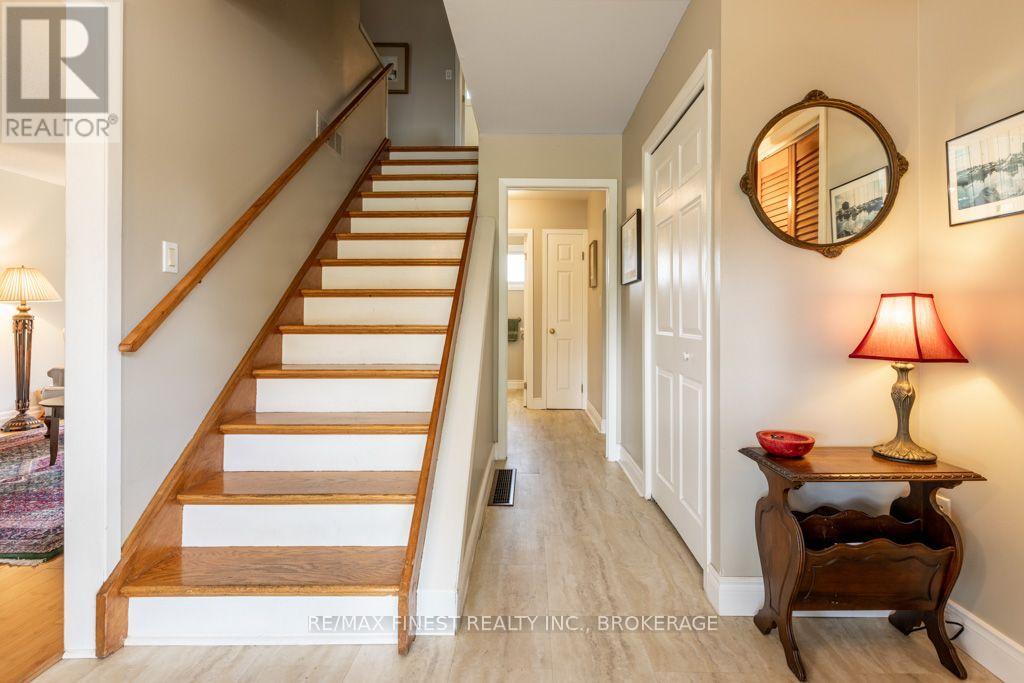1043 LINCOLN DRIVE - 6