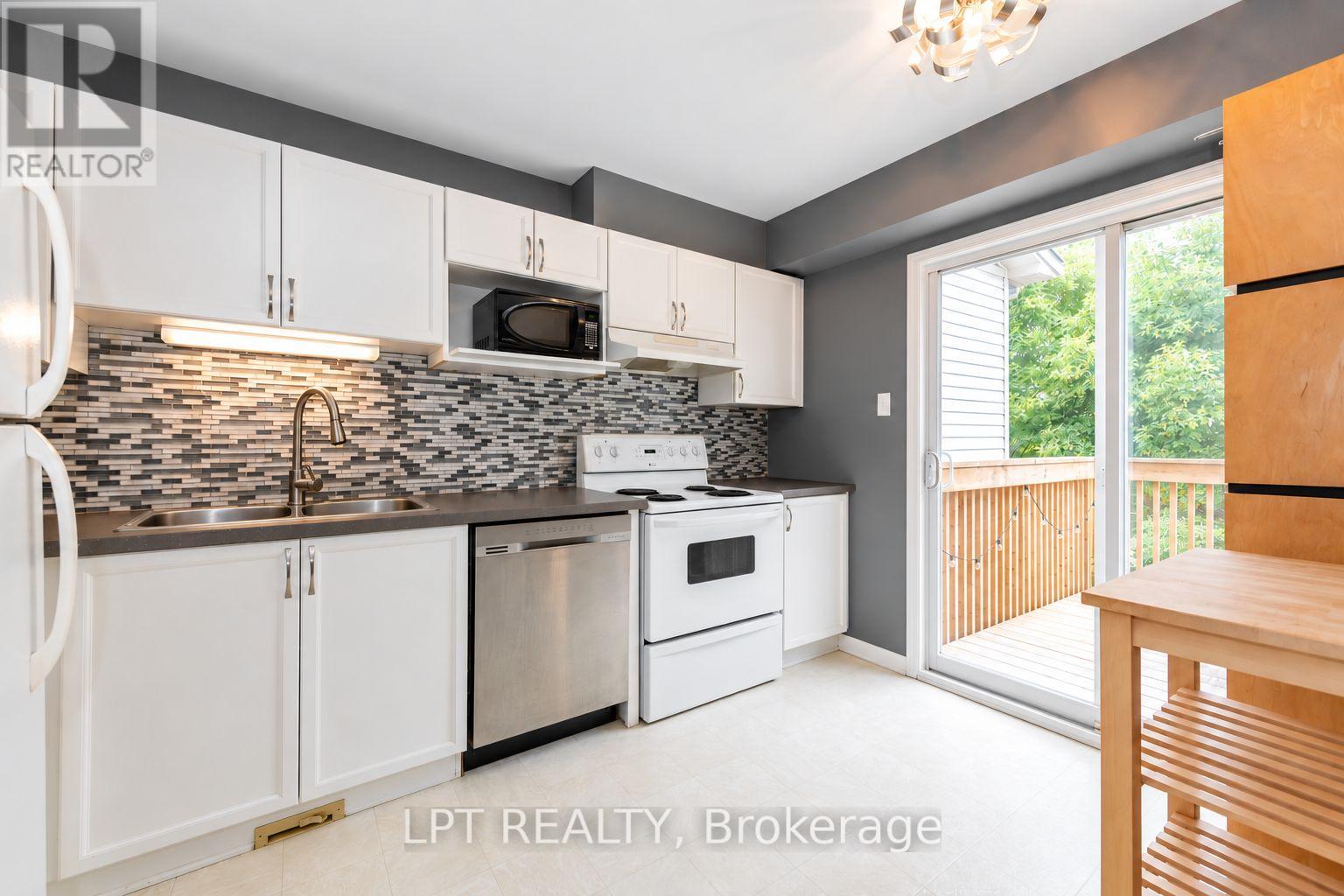 61 TOBERMORY CRESCENT - 13