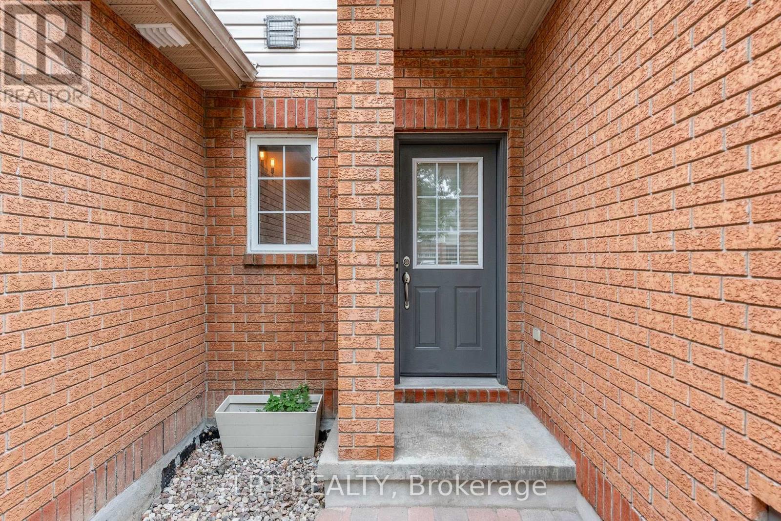 61 TOBERMORY CRESCENT - 3