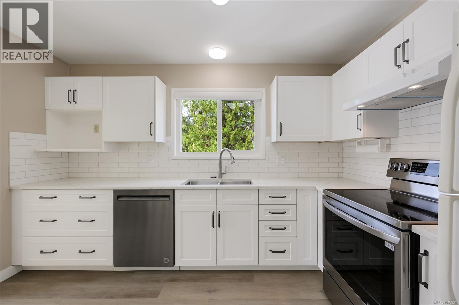 4218 Thornhill Cres - 2