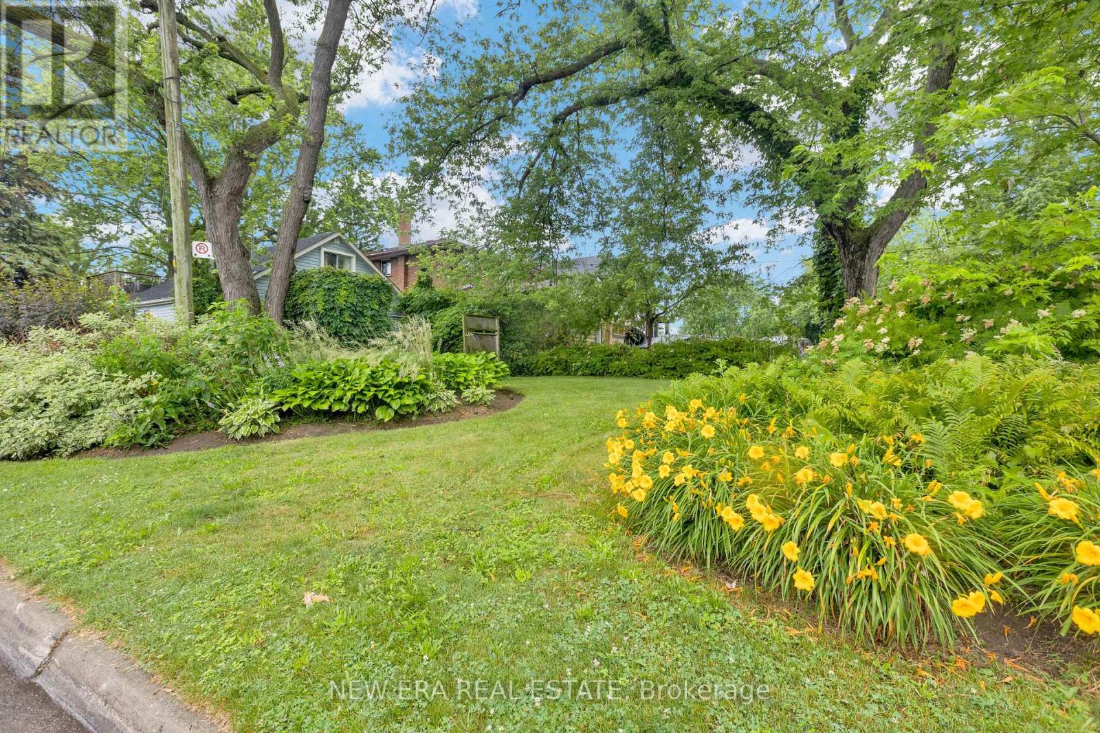 2 FOCH AVENUE - 35
