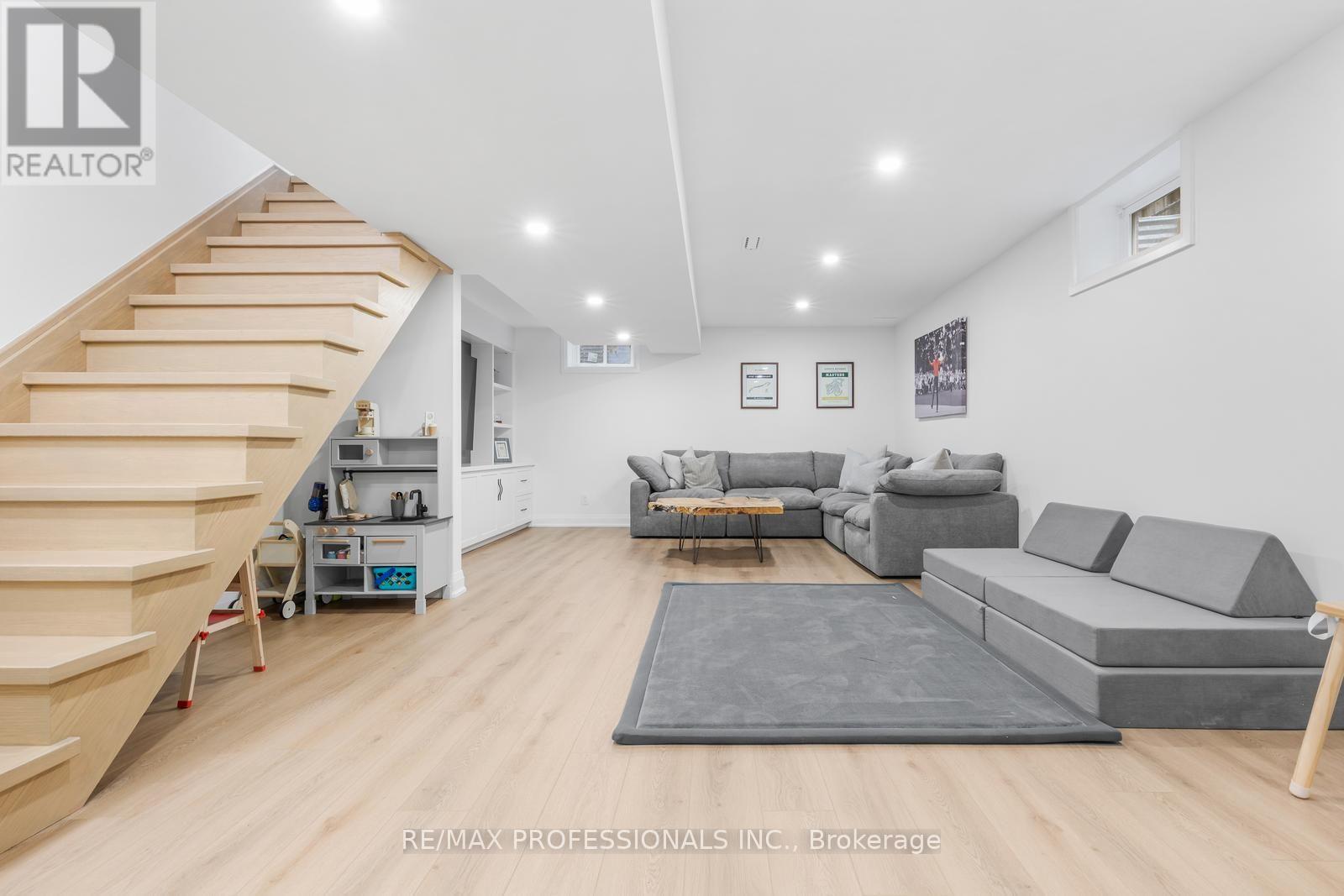 37 BIRCHLEAF CRESCENT - 31