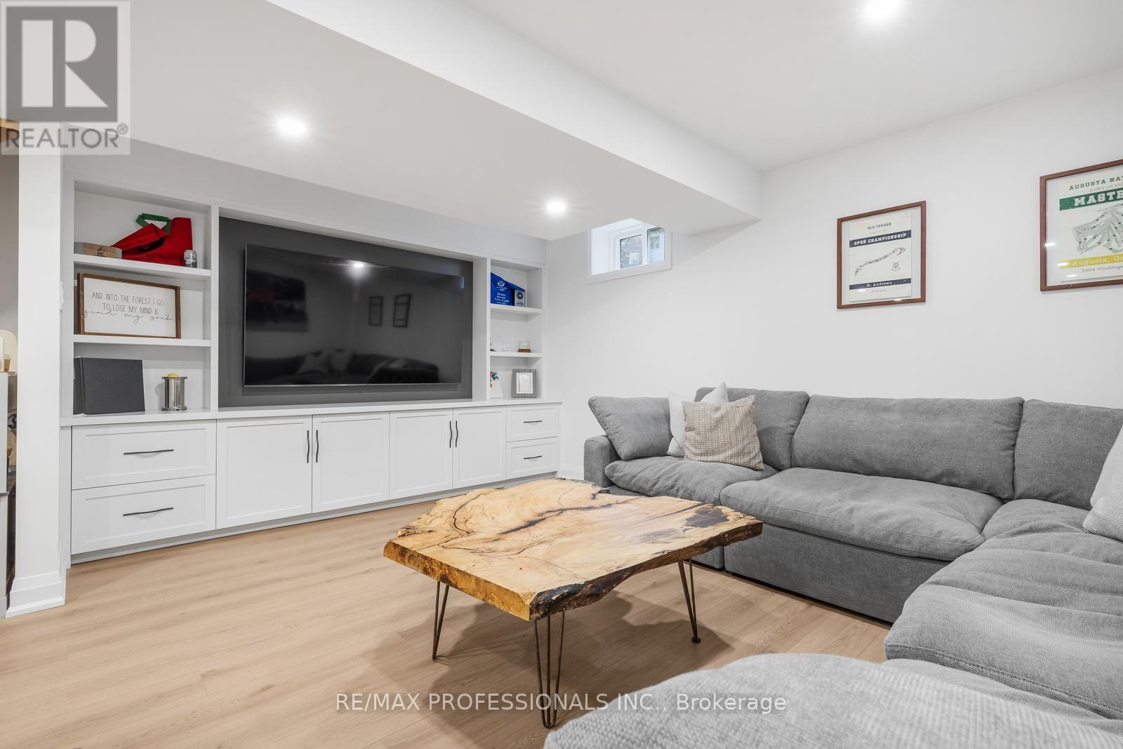 37 BIRCHLEAF CRESCENT - 33