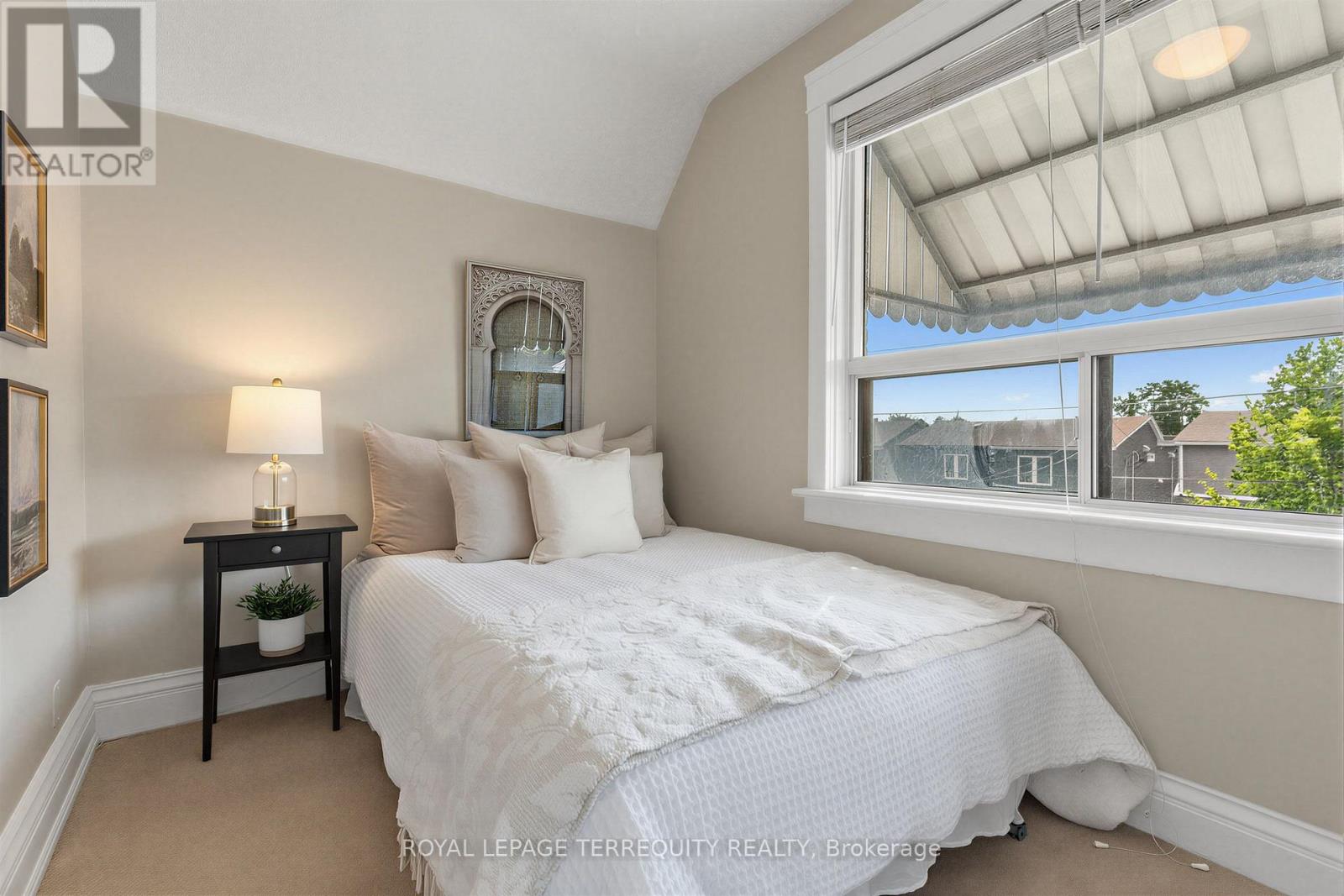 211 BLACKTHORN AVENUE - 18