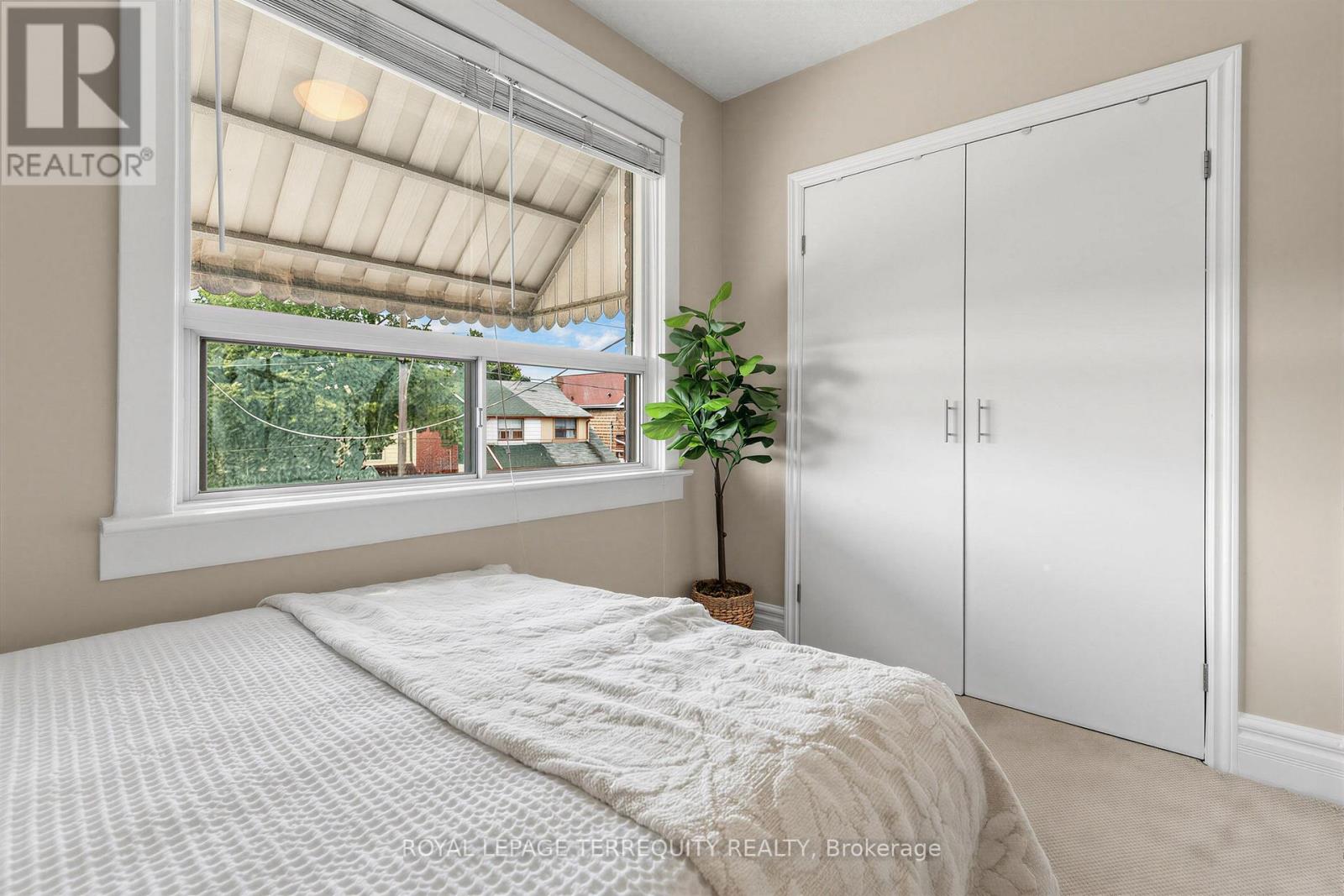 211 BLACKTHORN AVENUE - 19