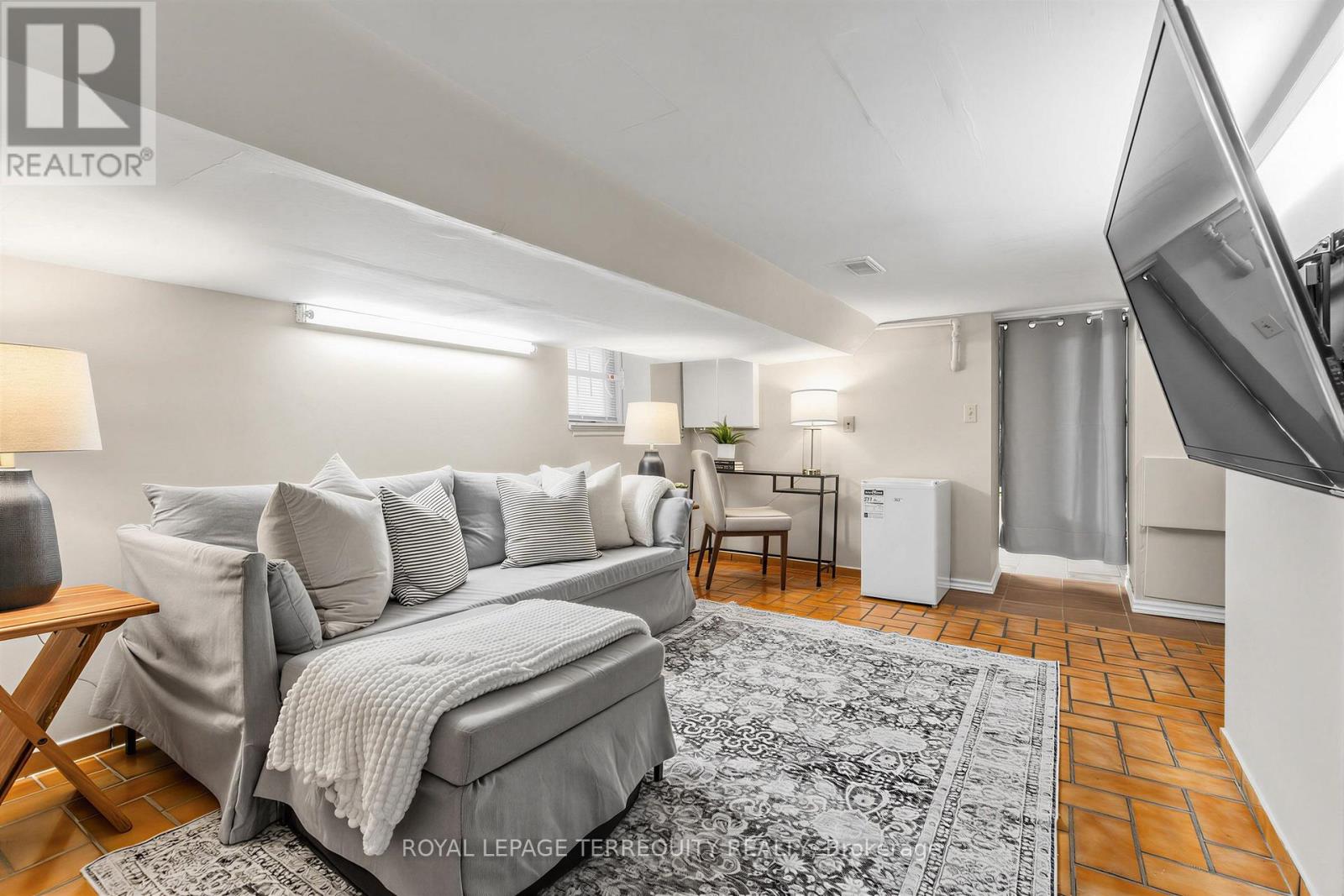 211 BLACKTHORN AVENUE - 22