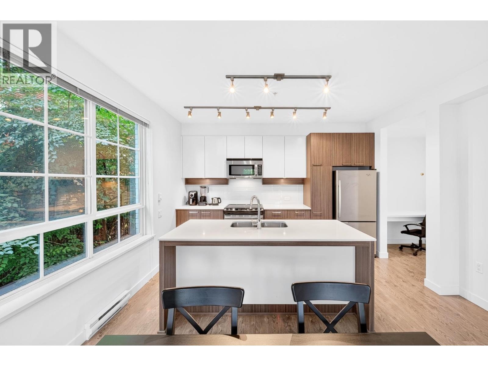 203 608 COMO LAKE AVENUE, Coquitlam