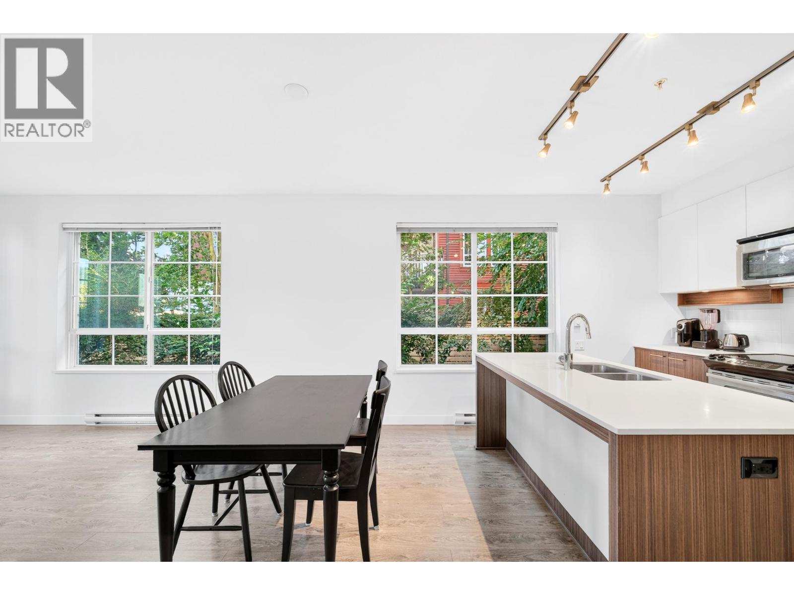 203 608 COMO LAKE AVENUE, Coquitlam