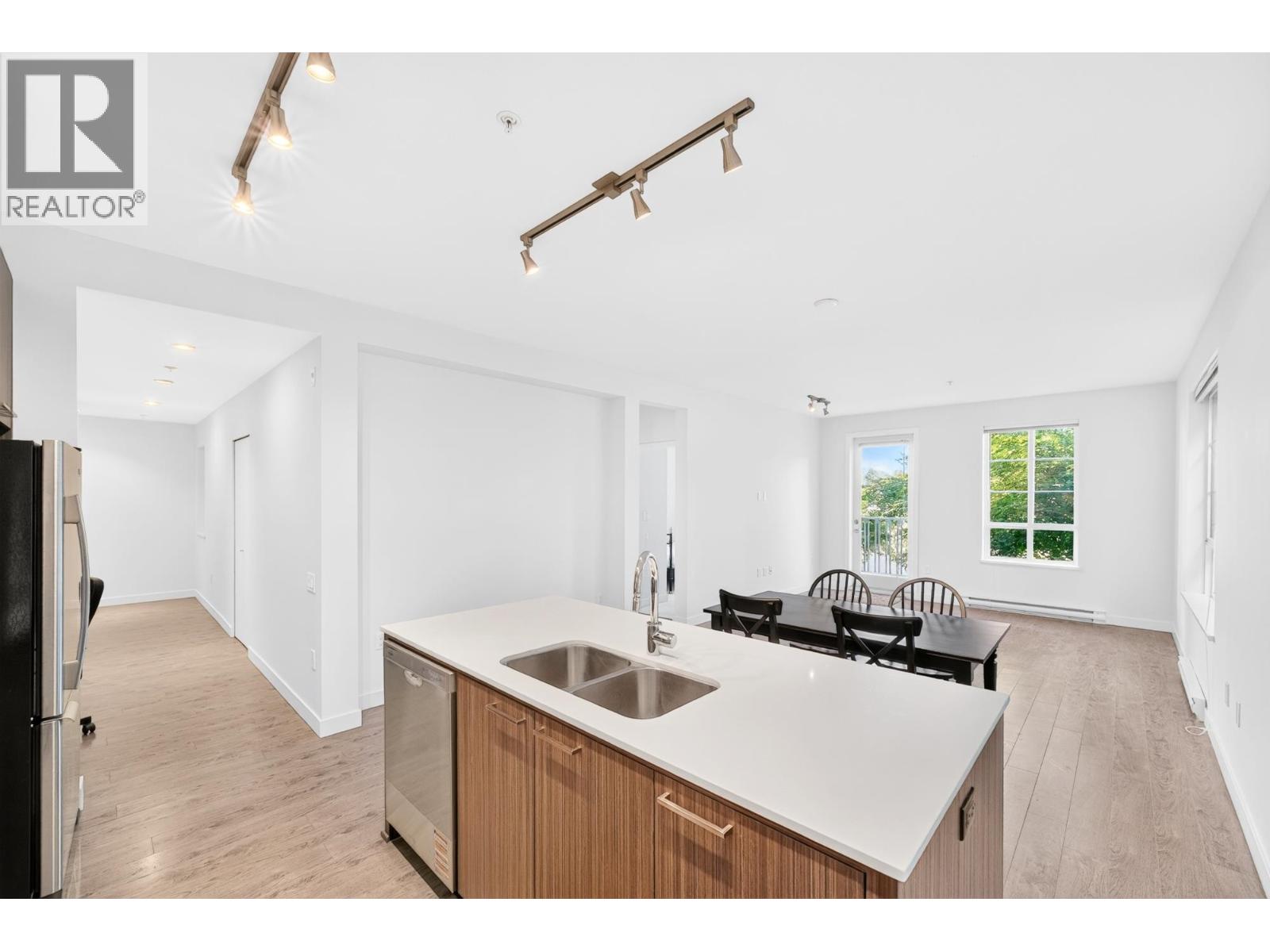 203 608 COMO LAKE AVENUE, Coquitlam