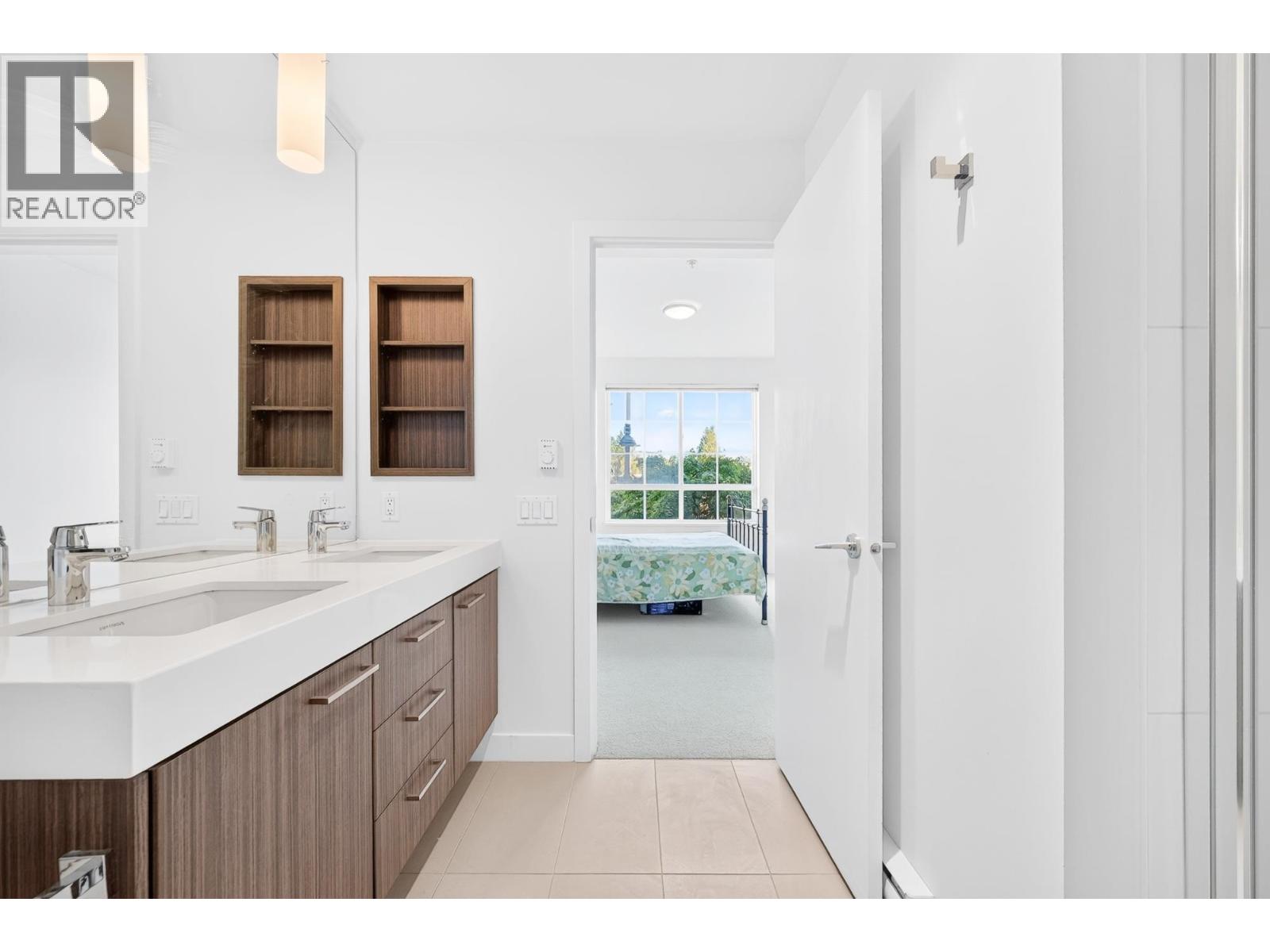 203 608 COMO LAKE AVENUE, Coquitlam