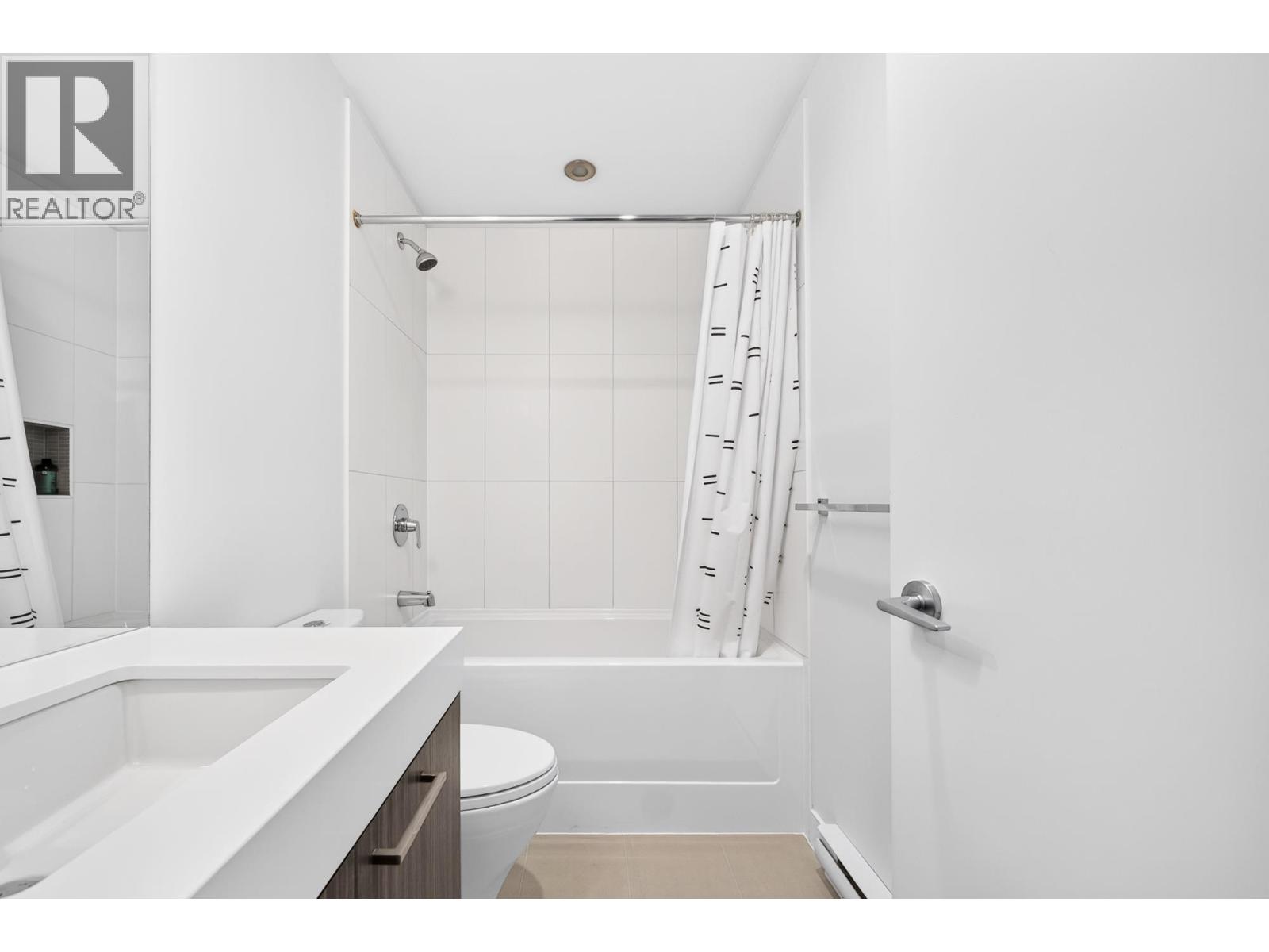 203 608 COMO LAKE AVENUE, Coquitlam