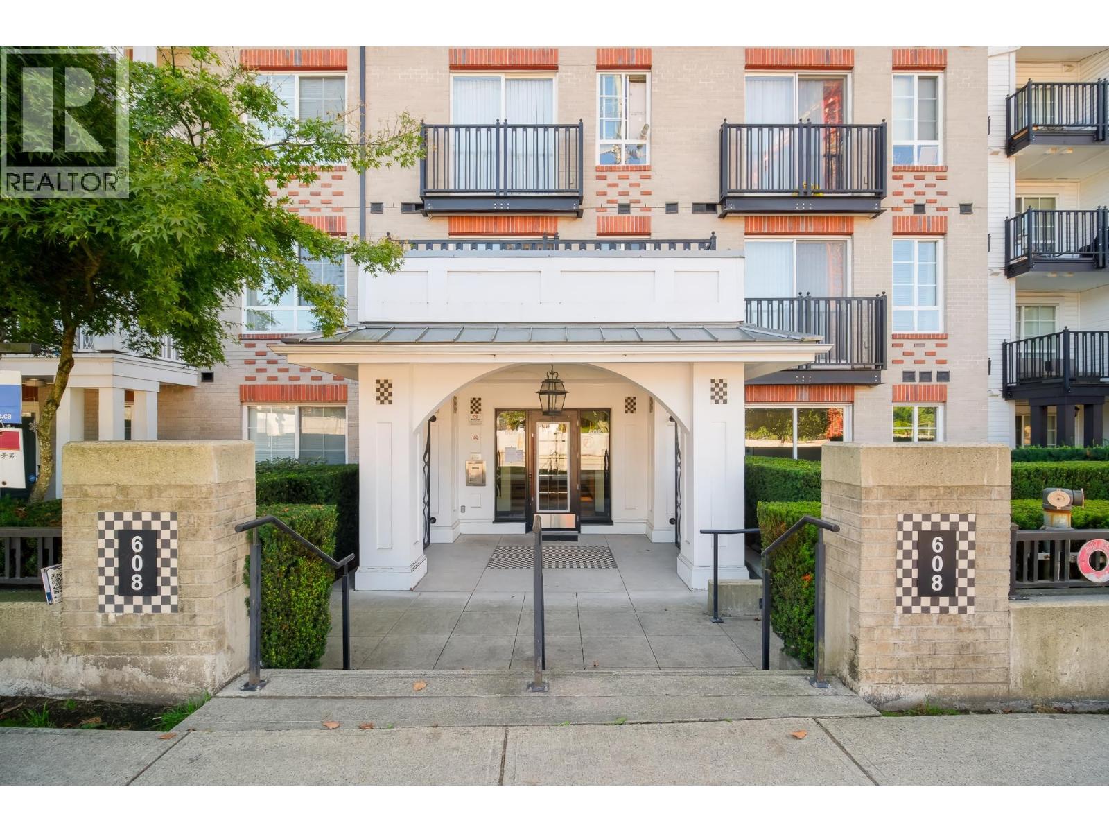 203 608 COMO LAKE AVENUE, Coquitlam