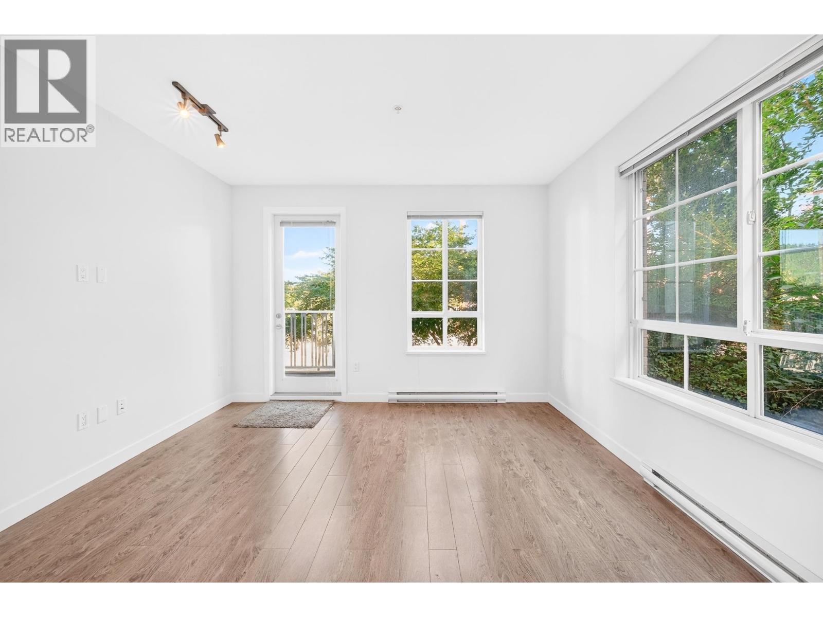 203 608 COMO LAKE AVENUE, Coquitlam