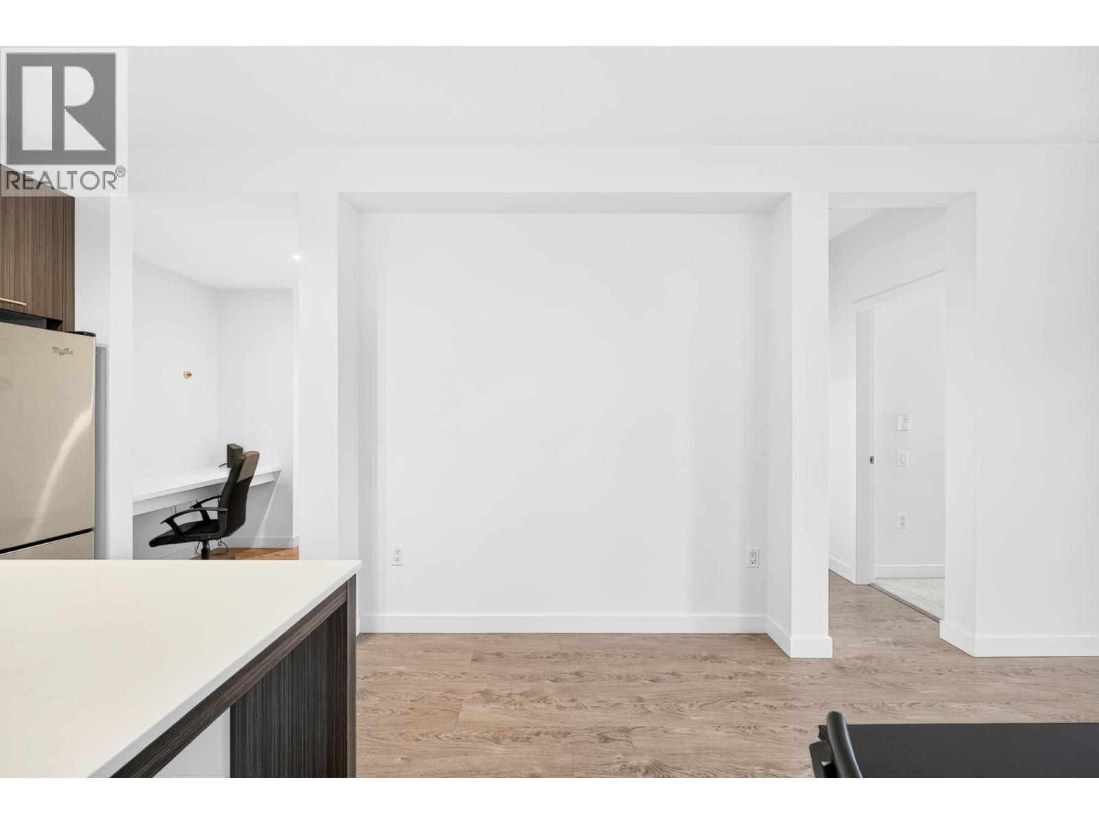 203 608 COMO LAKE AVENUE, Coquitlam