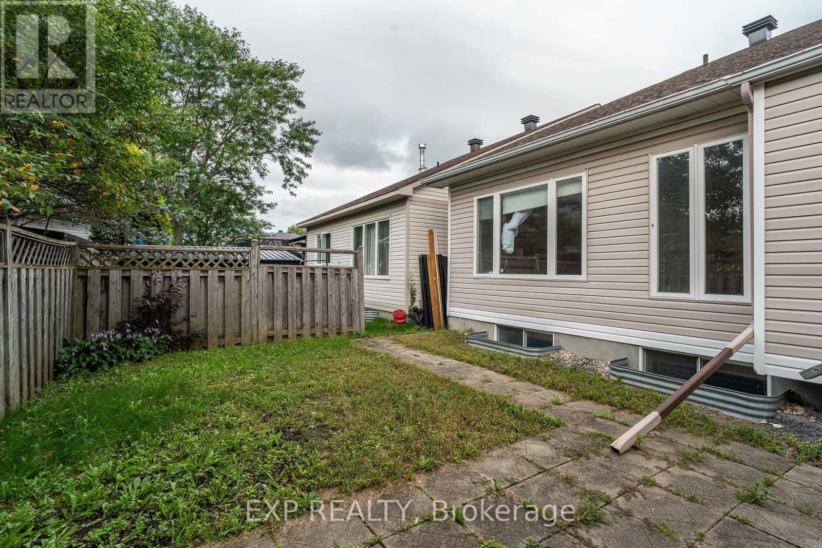 6 WINDCHIME CRESCENT - 40