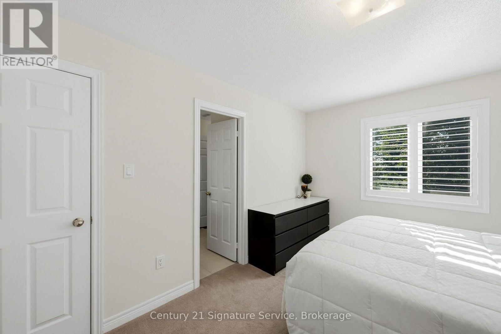 322 COMISKEY CRESCENT - 34