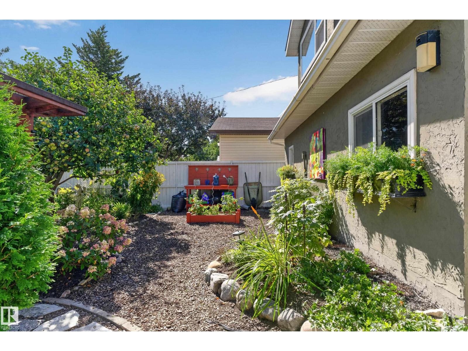 10990 123 Street NW - 63