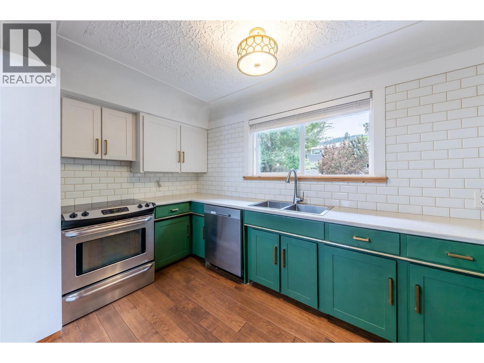 668 MUNRO Street - 4