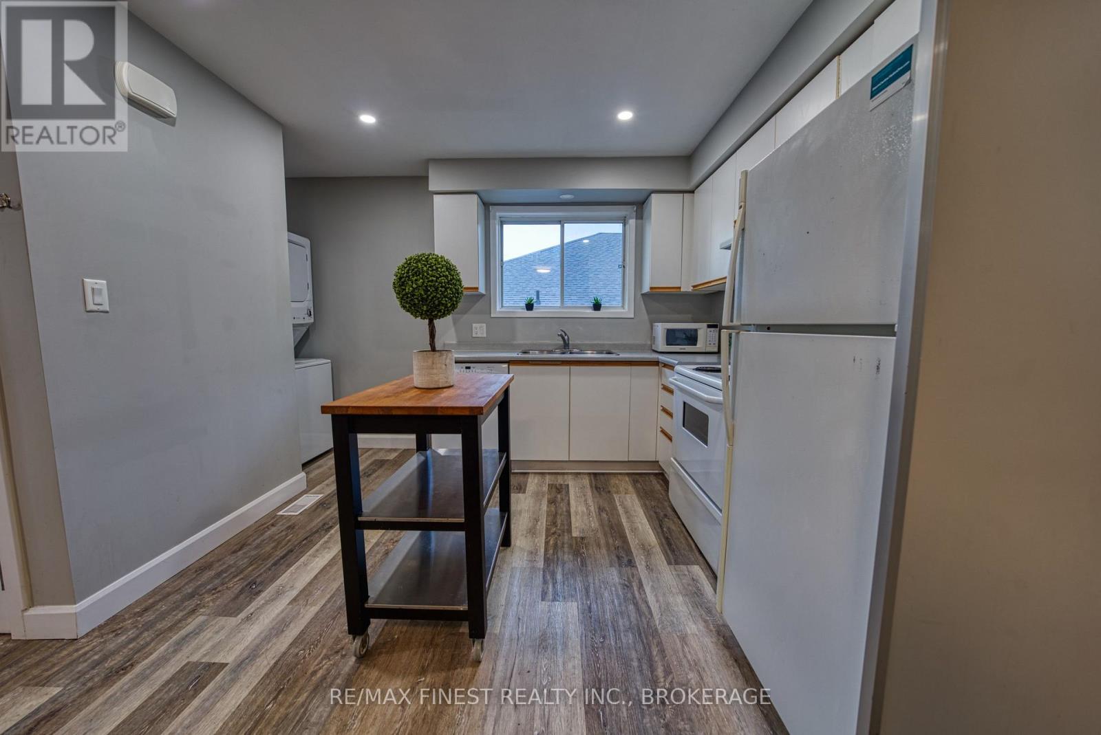 941 WARBURTON CRESCENT - 4
