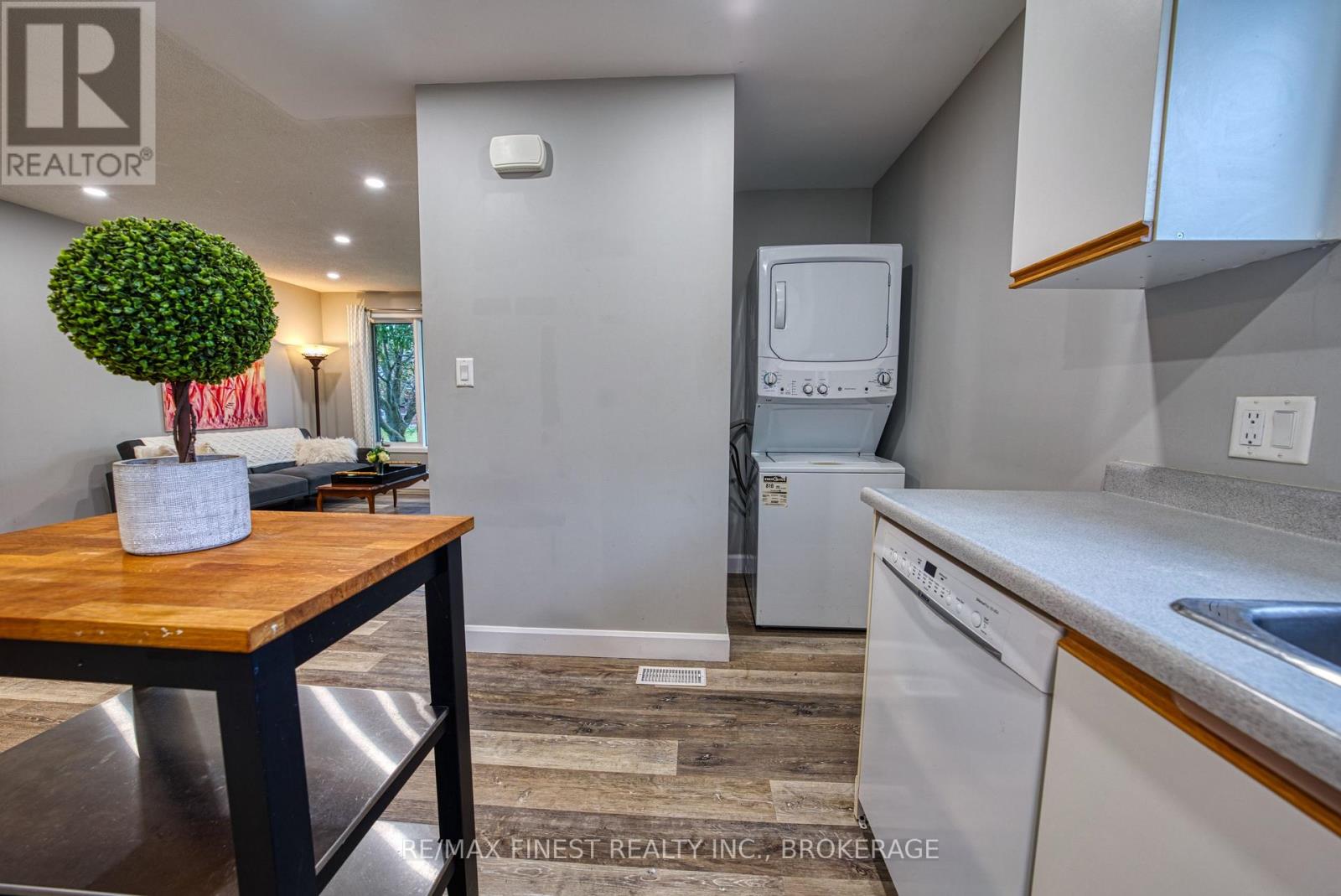 941 WARBURTON CRESCENT - 6