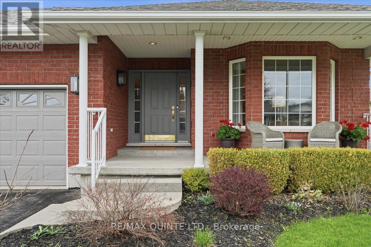 46 LAKE BREEZE COURT - 2