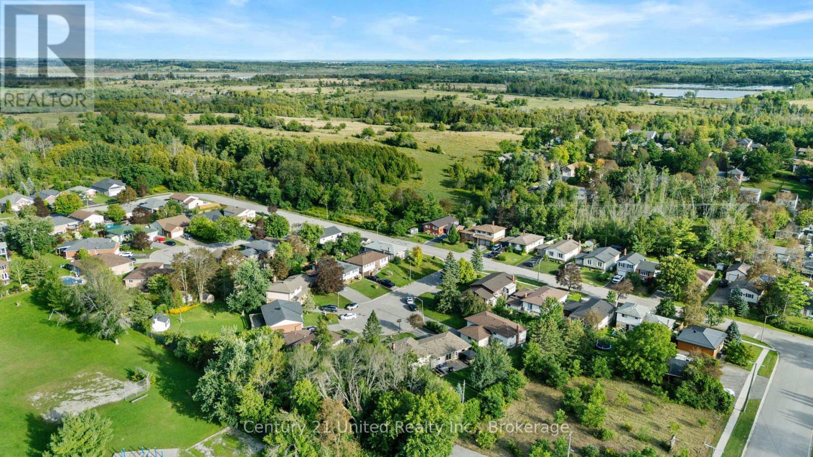 15 LAKEFIELD COURT - 46
