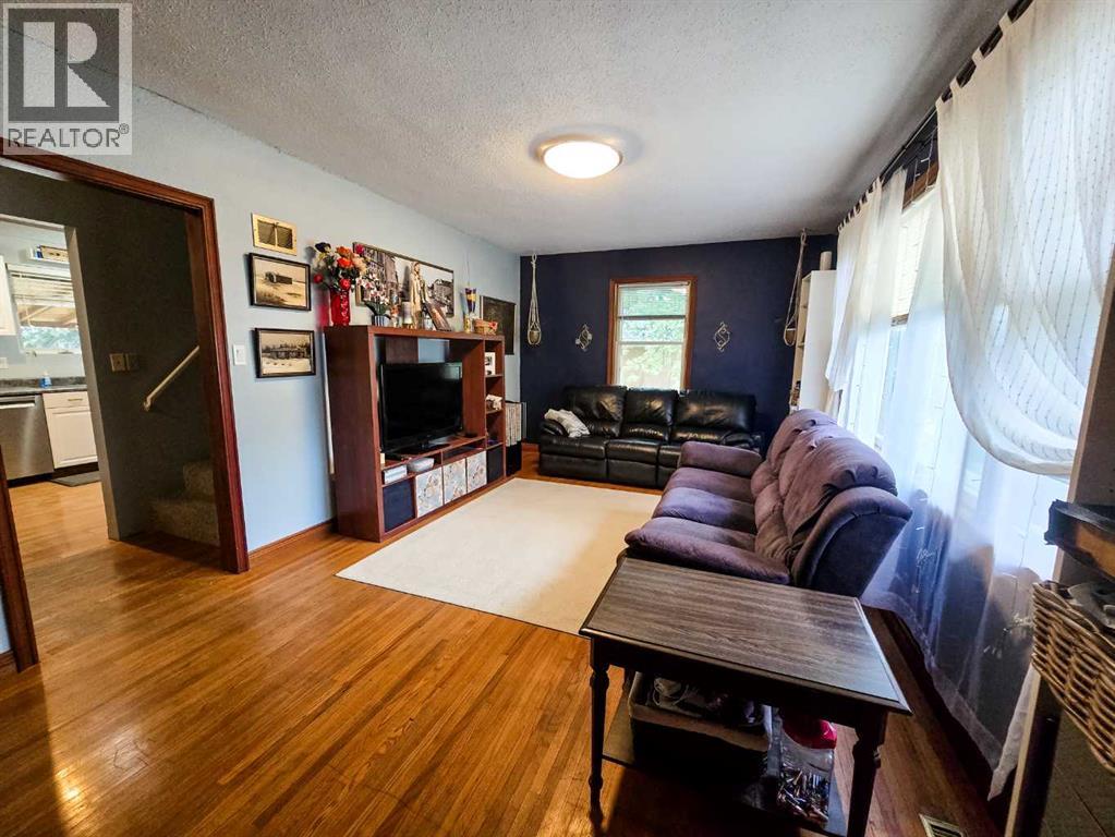 5033 6 Avenue - 6