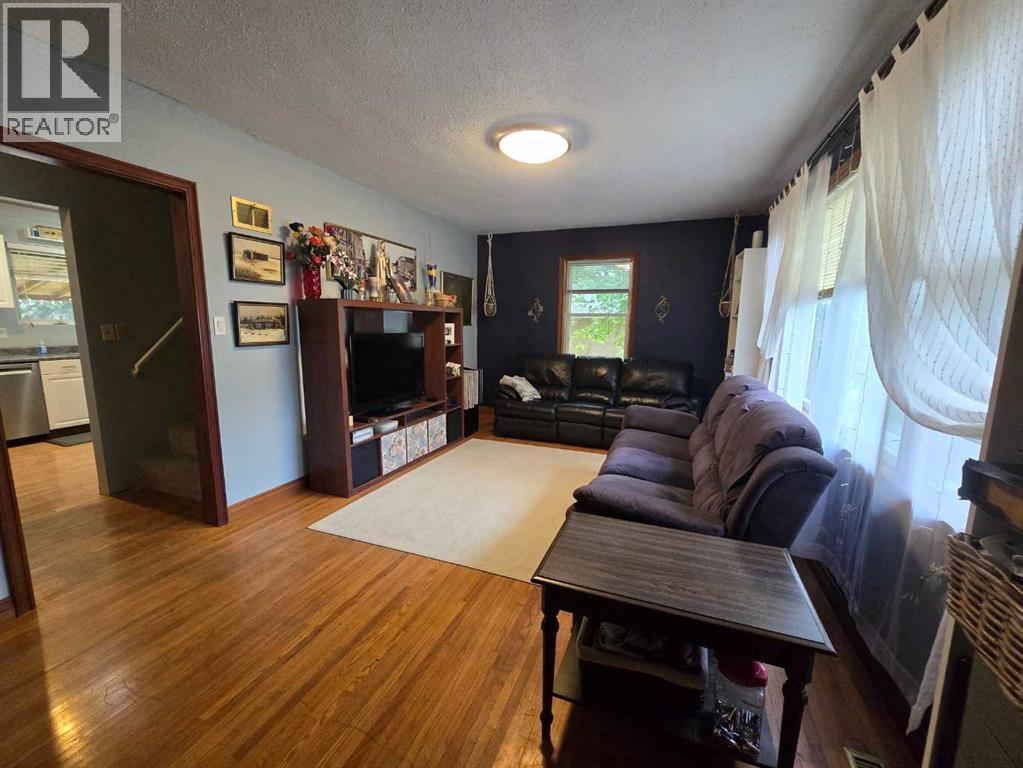 5033 6 Avenue - 7