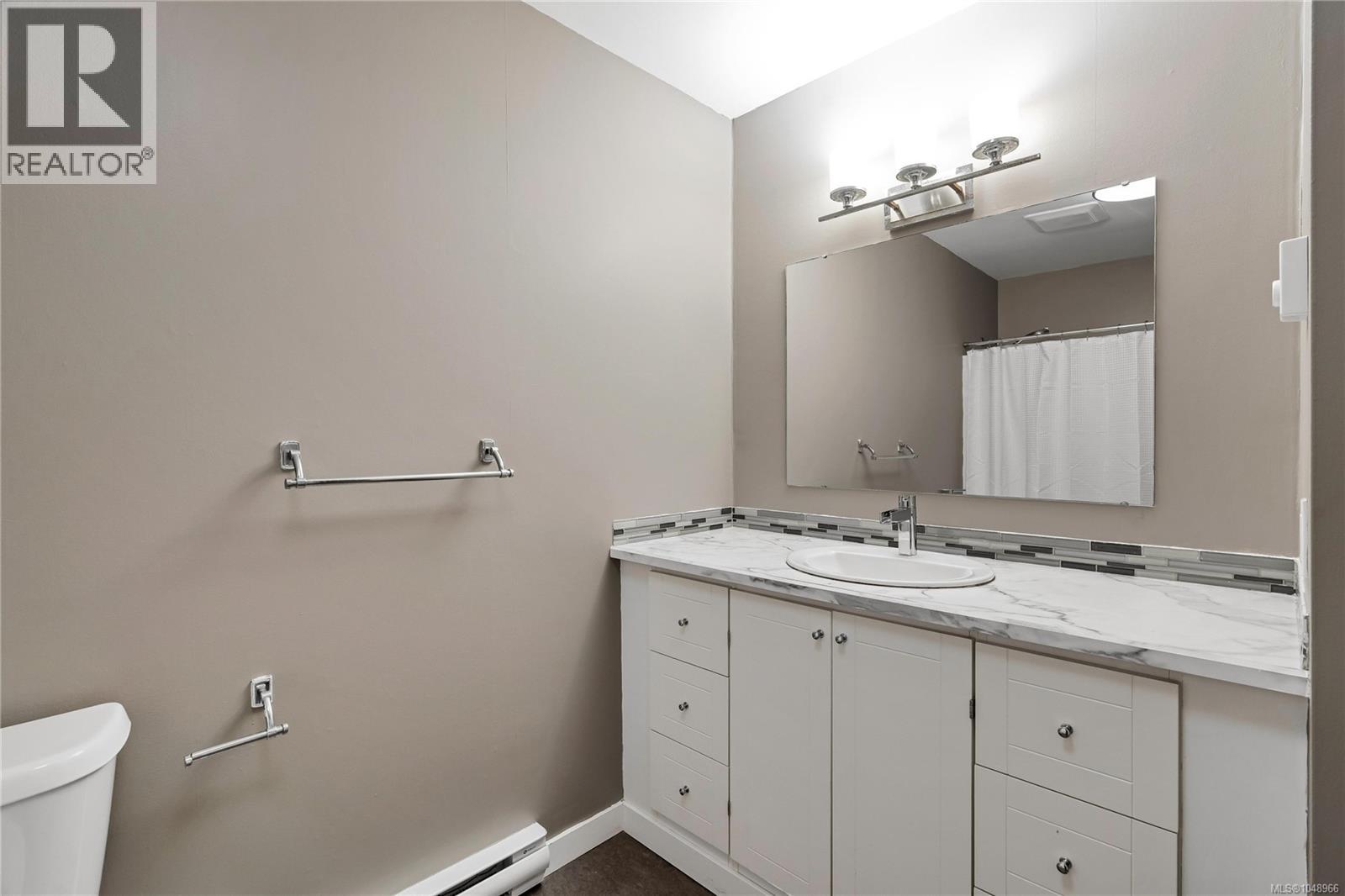 4 3987 Gordon Head Road, Saanich