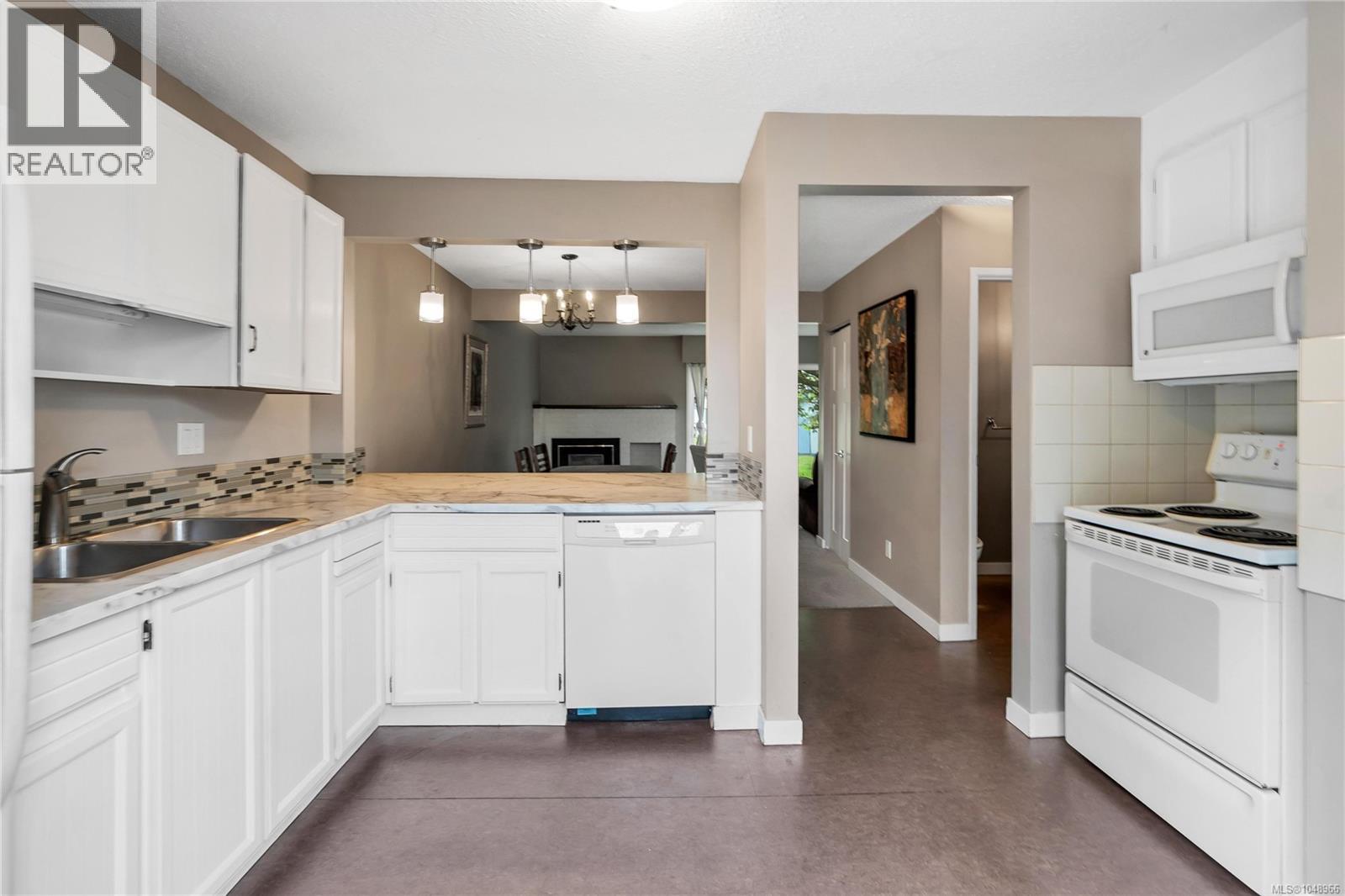 4 3987 Gordon Head Road, Saanich