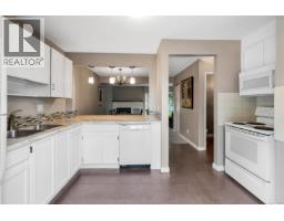 Living room - 4 3987 Gordon Head Rd, Saanich, BC V8N3X5 Photo 12