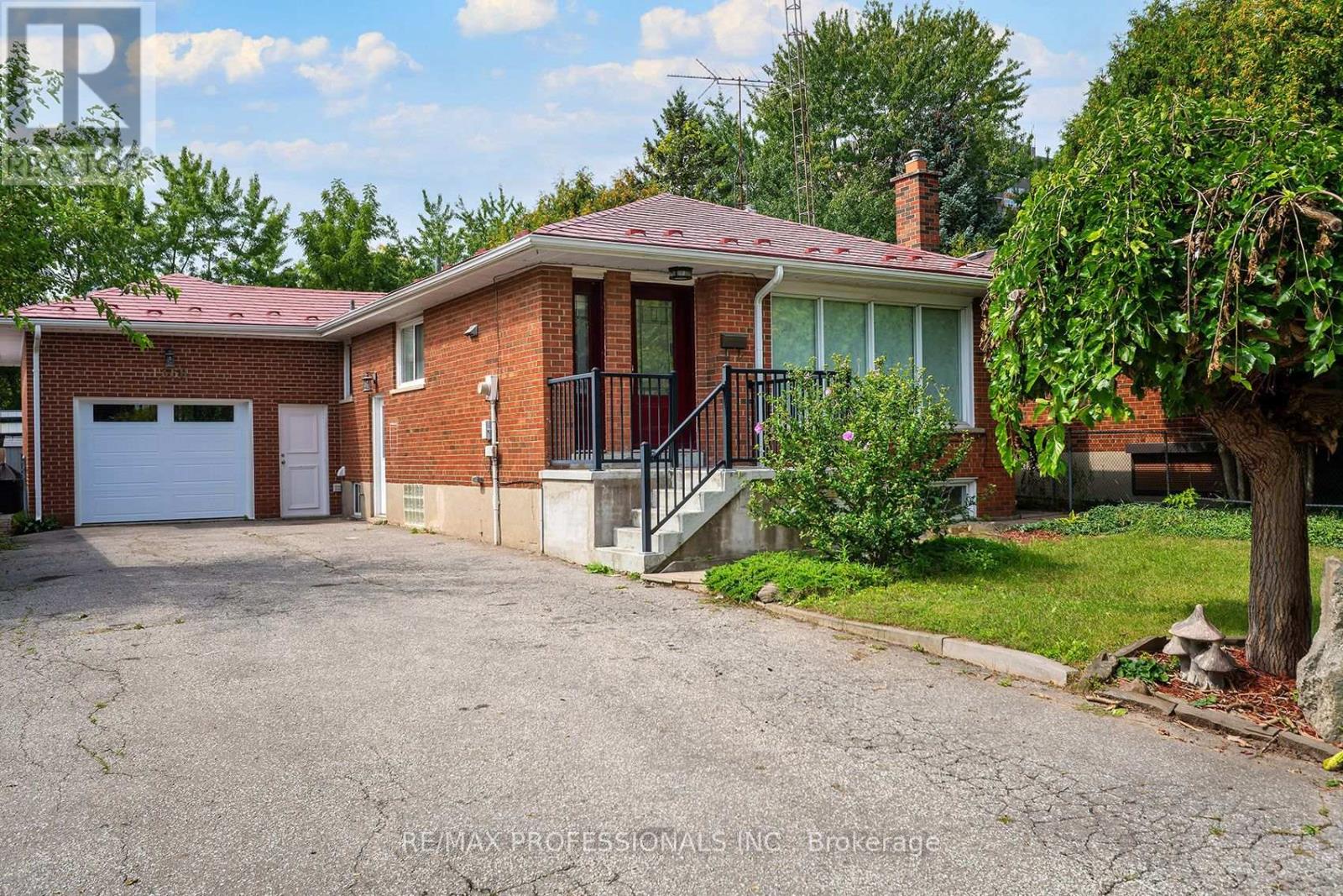 1360 LEWISHAM DRIVE - 34