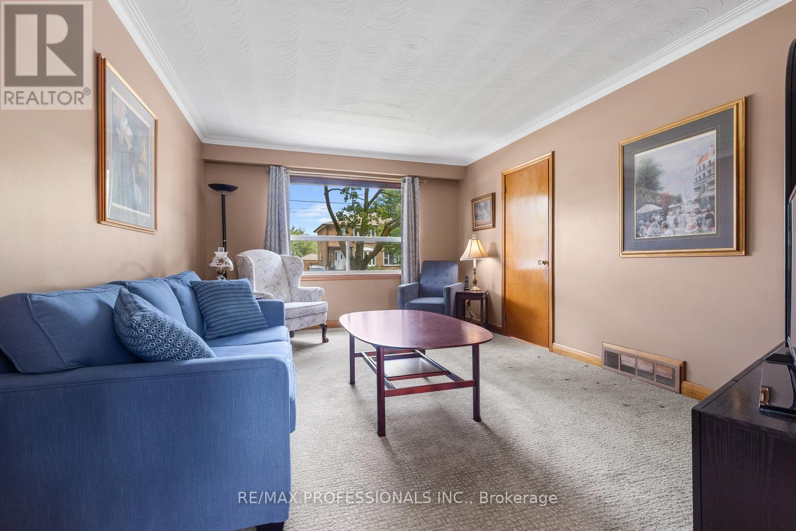 122 TREEVIEW DRIVE - 11