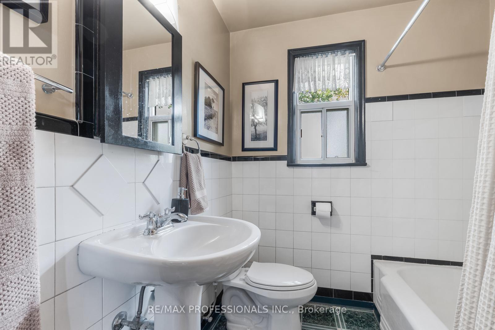 122 TREEVIEW DRIVE - 18
