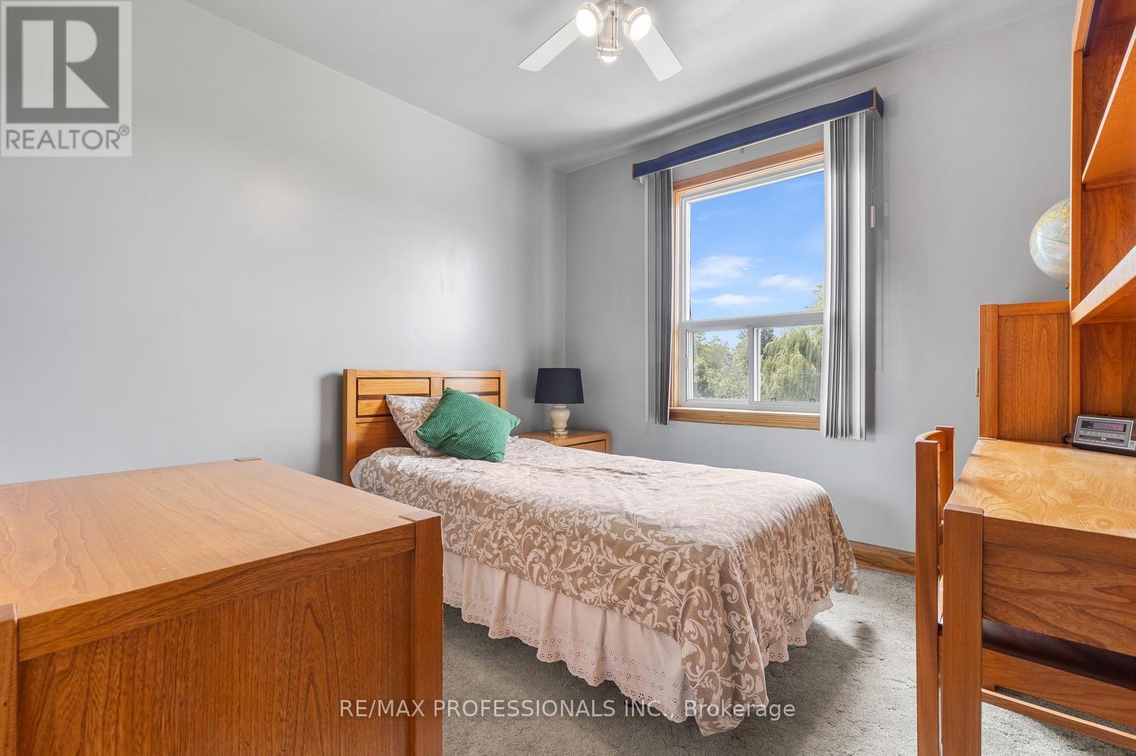 122 TREEVIEW DRIVE - 20
