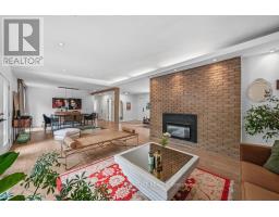 Dining room - 11 Yewfield Crescent, Toronto, ON M3B2Y4 Photo 6