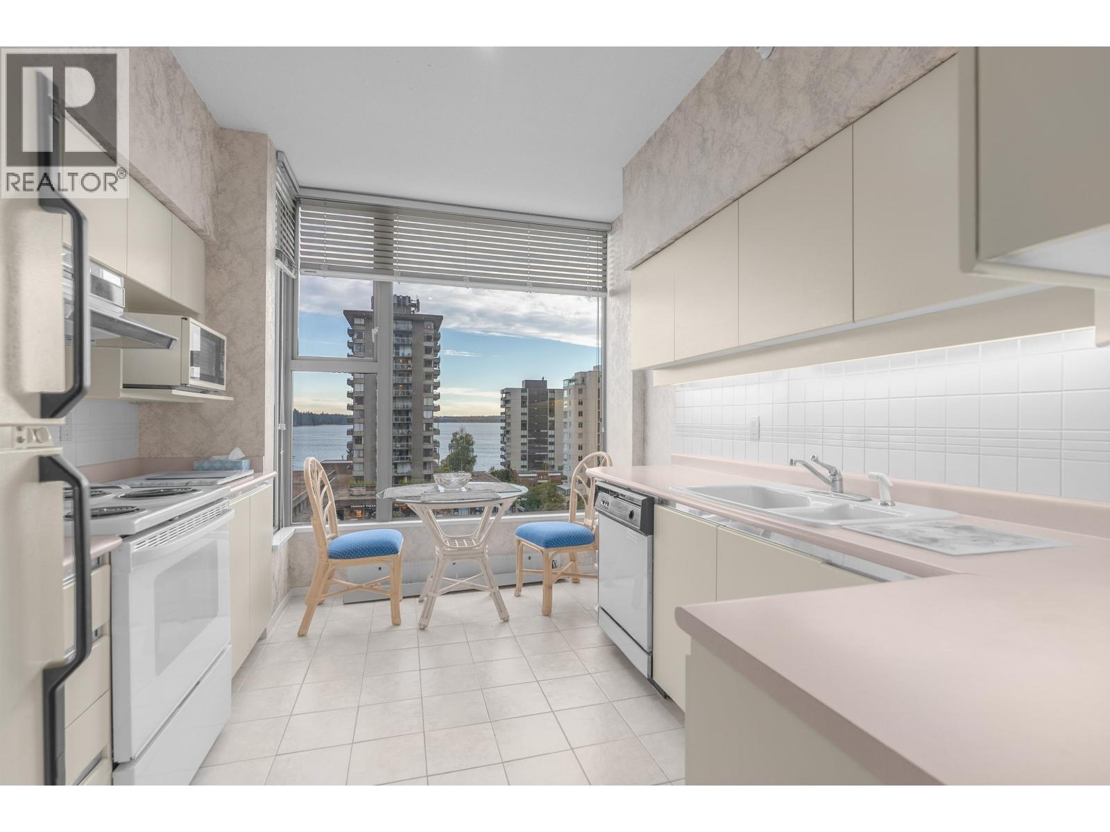 502 570 18TH STREET, West Vancouver — photo 4